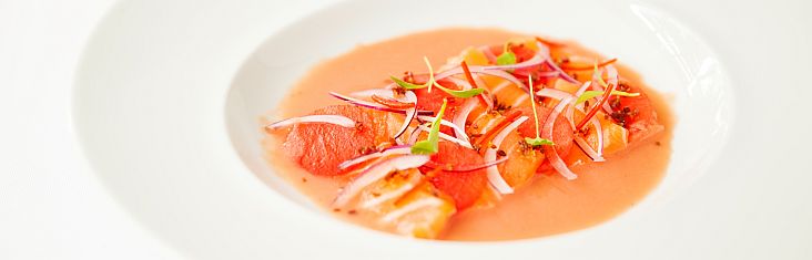 Tiradito de salm&atilde;o com melancia defumada
